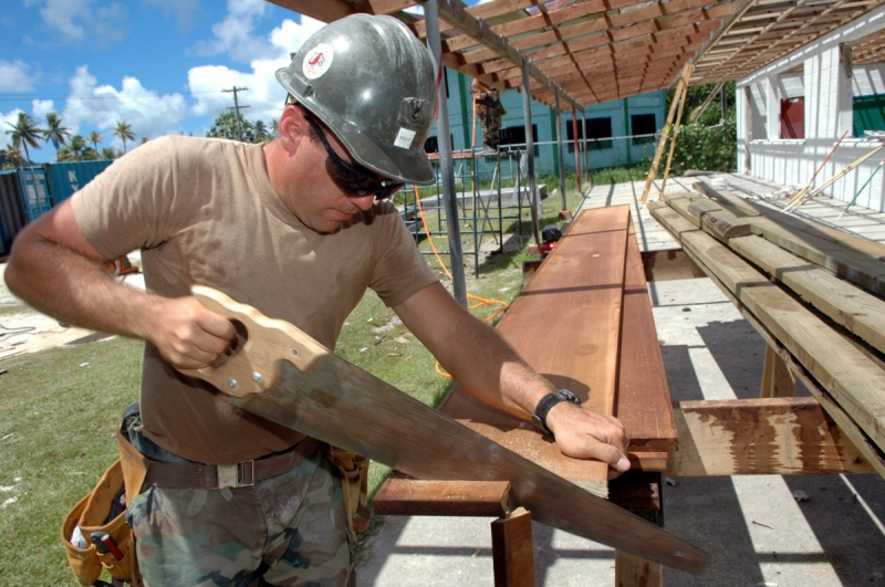 charpentier-TANNERON-min_worker_construction_building_carpenter_male_job_build_helmet-893290